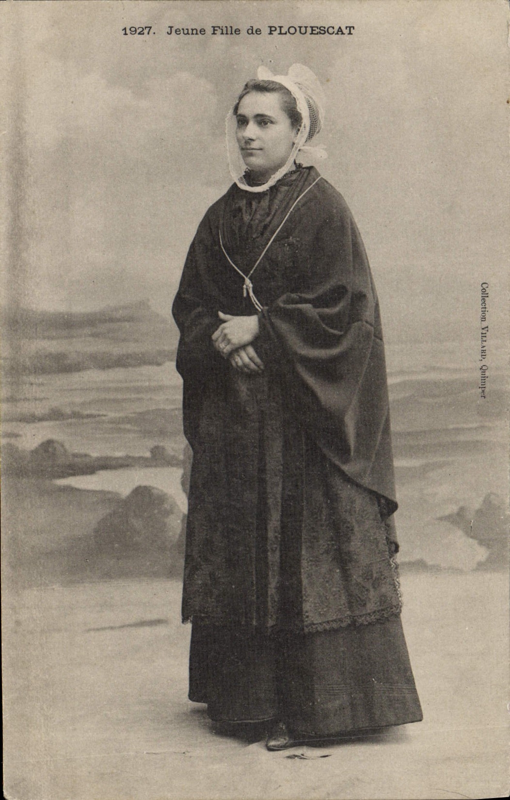 CPA Folklore Jeune fille de Plouescat 