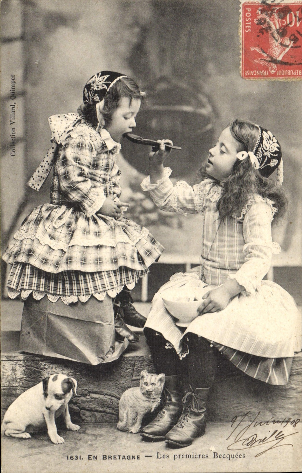 CPA Folklore Bretagne Les premieres becquees Chien Chat Enfants 