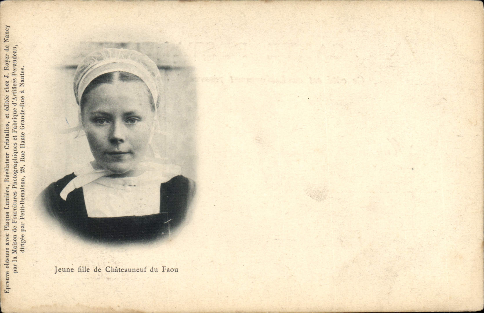 CPA Folklore Jeune fille de Chateauneuf du Faou 