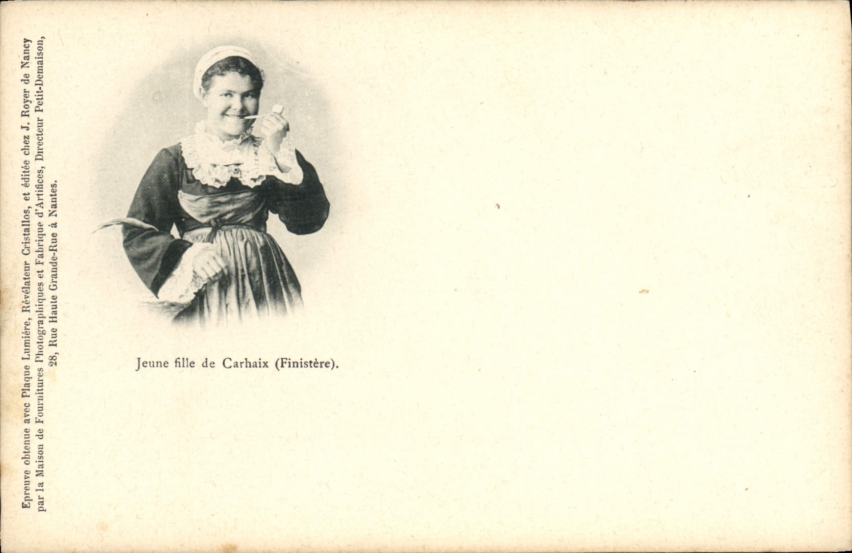 CPA Folklore Jeune fille de Carhaix 