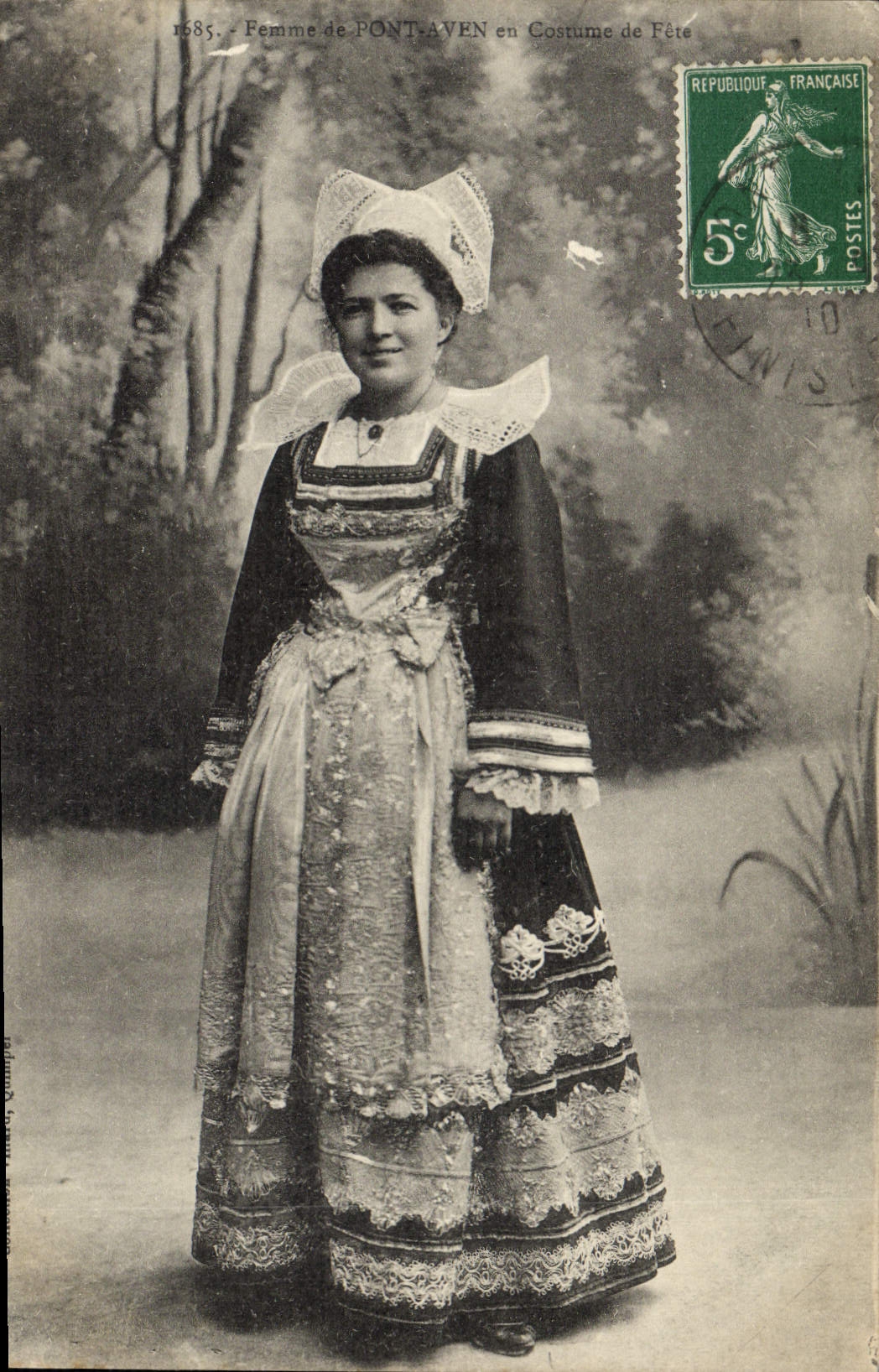 CPA Folklore Femme de Pont Aven en costume de fete 