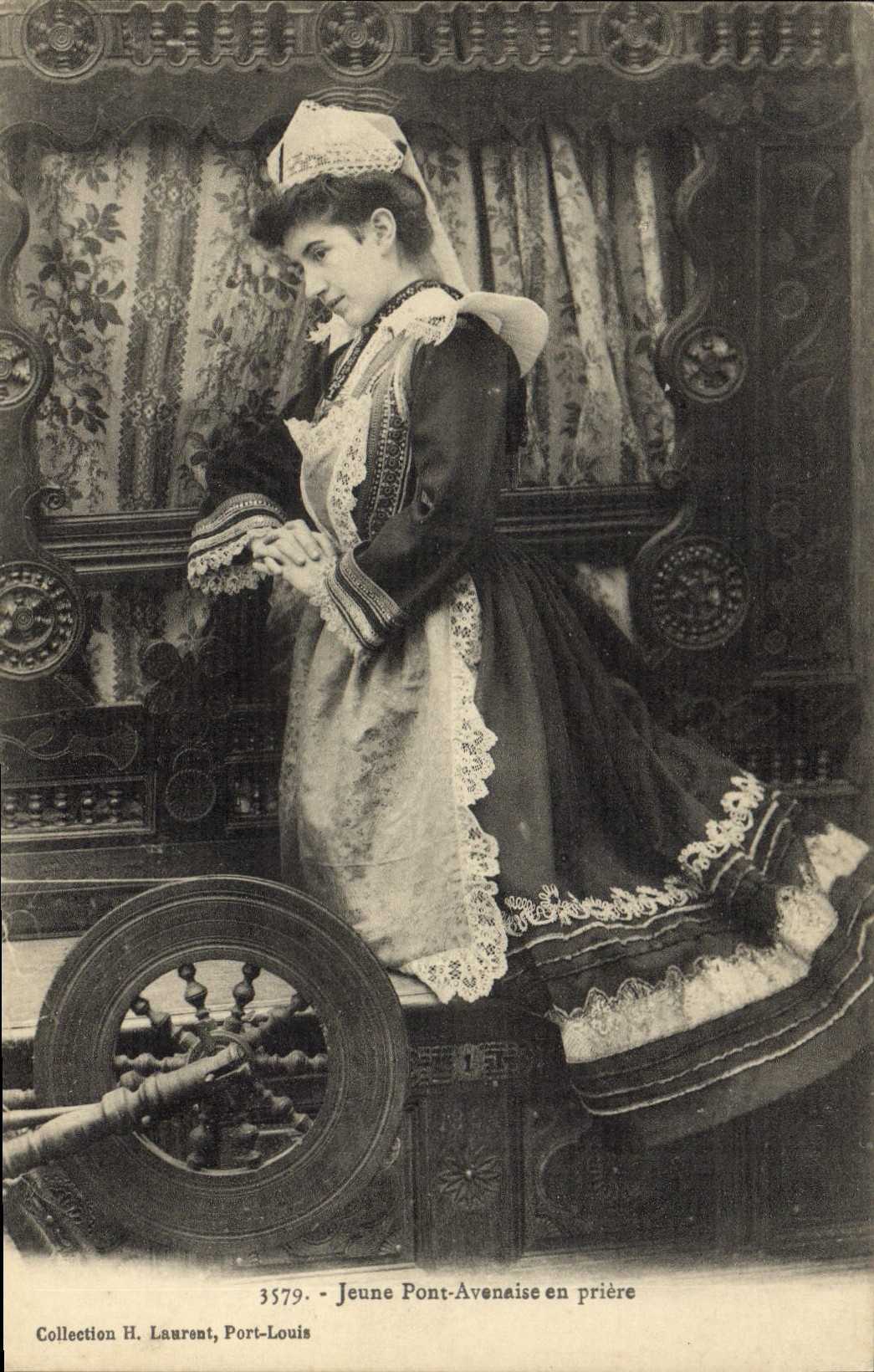 CPA Folklore Jeune Pont Avenaise en priere 