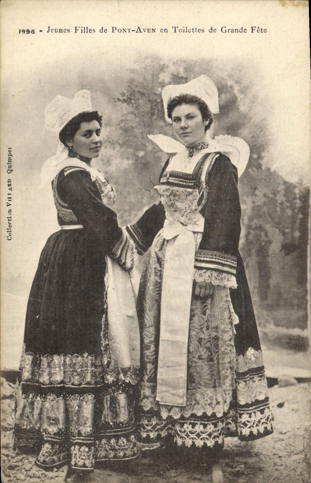 CPA Folklore Jeunes filles de Pont Aven en toilettes de grande fete 