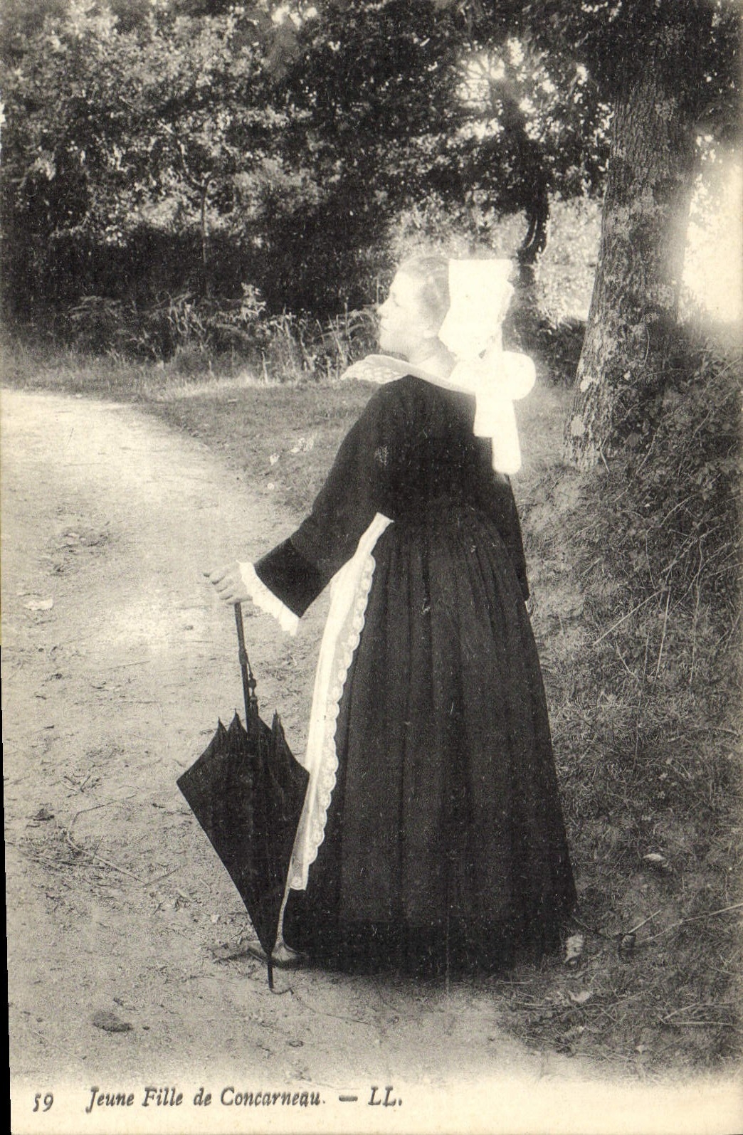 CPA Folklore Jeune fille de Concarneau 