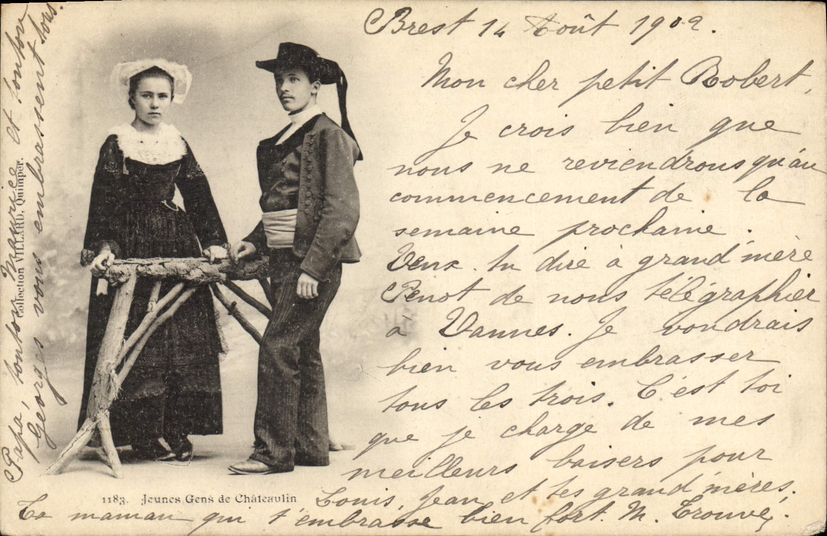 CPA Folklore Jeunes gens de Chateaulin 