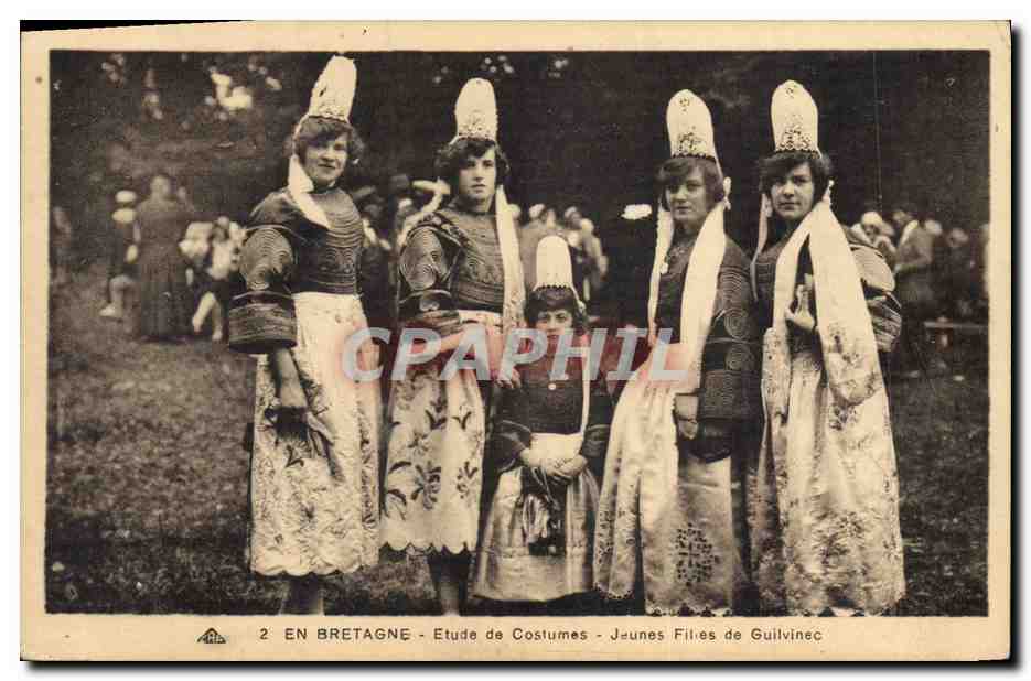 CPA Folklore Bretagne Jeunes filles de Guilvinec 