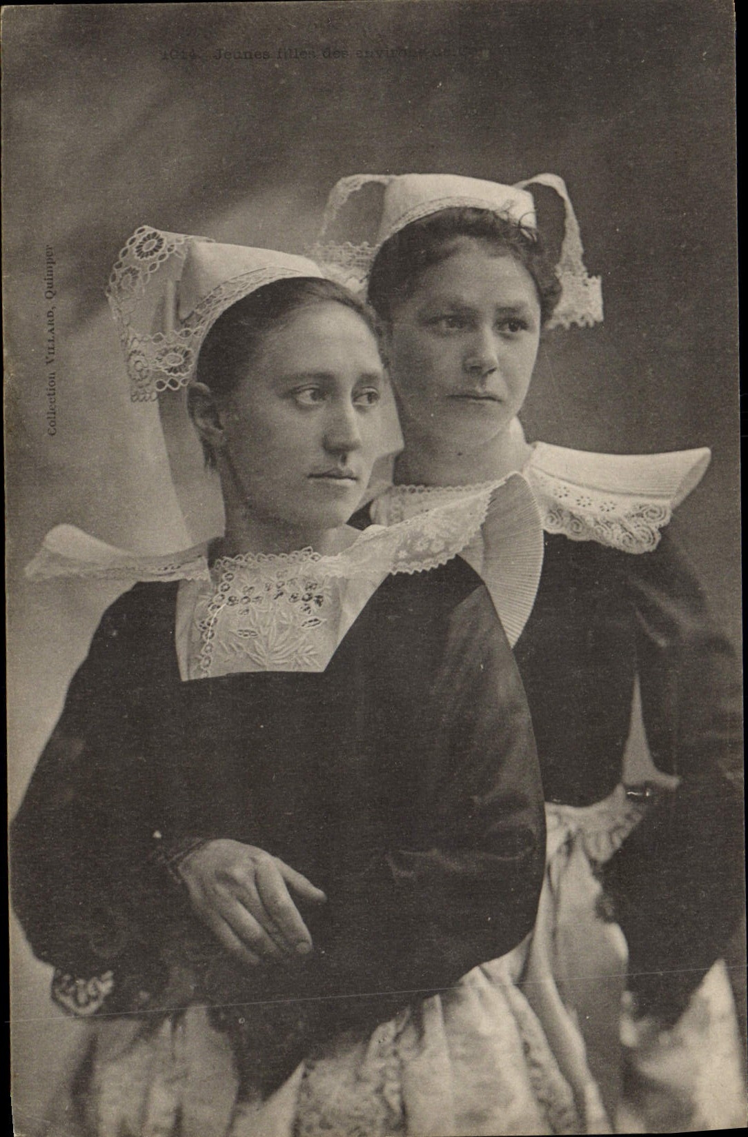 CPA Folklore Bretagne Femmes 