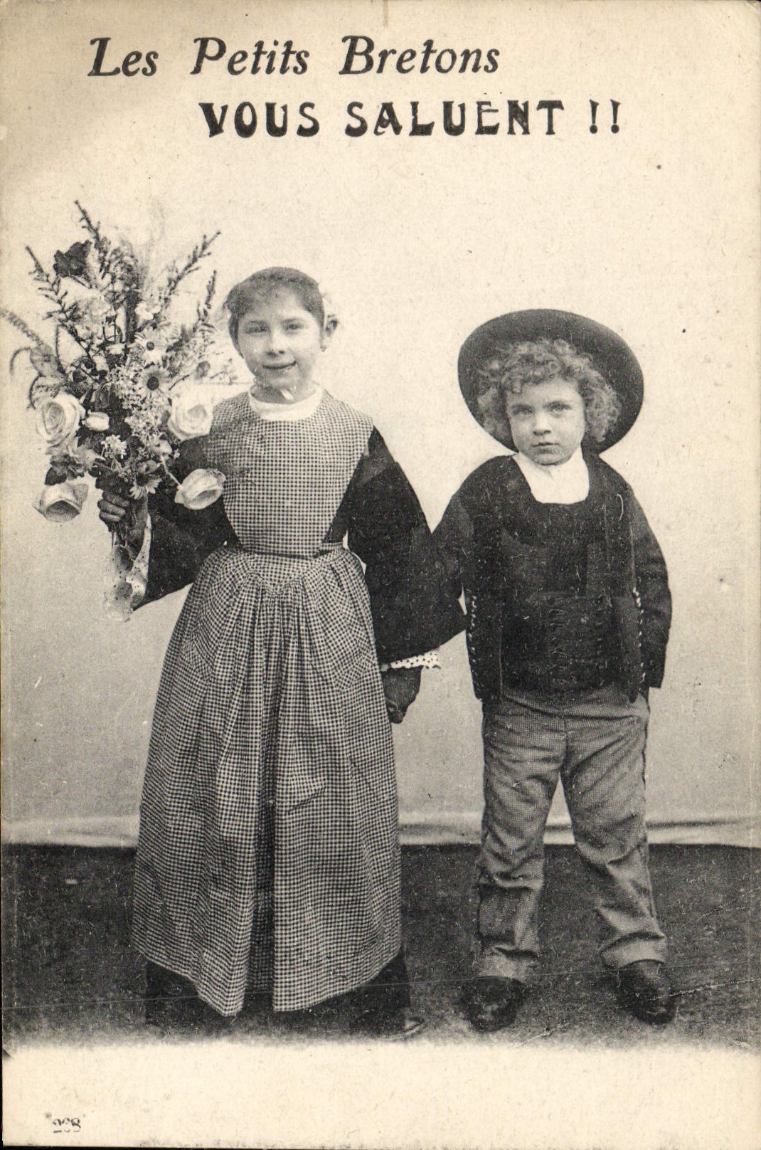 CPA Folklore Enfants Bretagne 