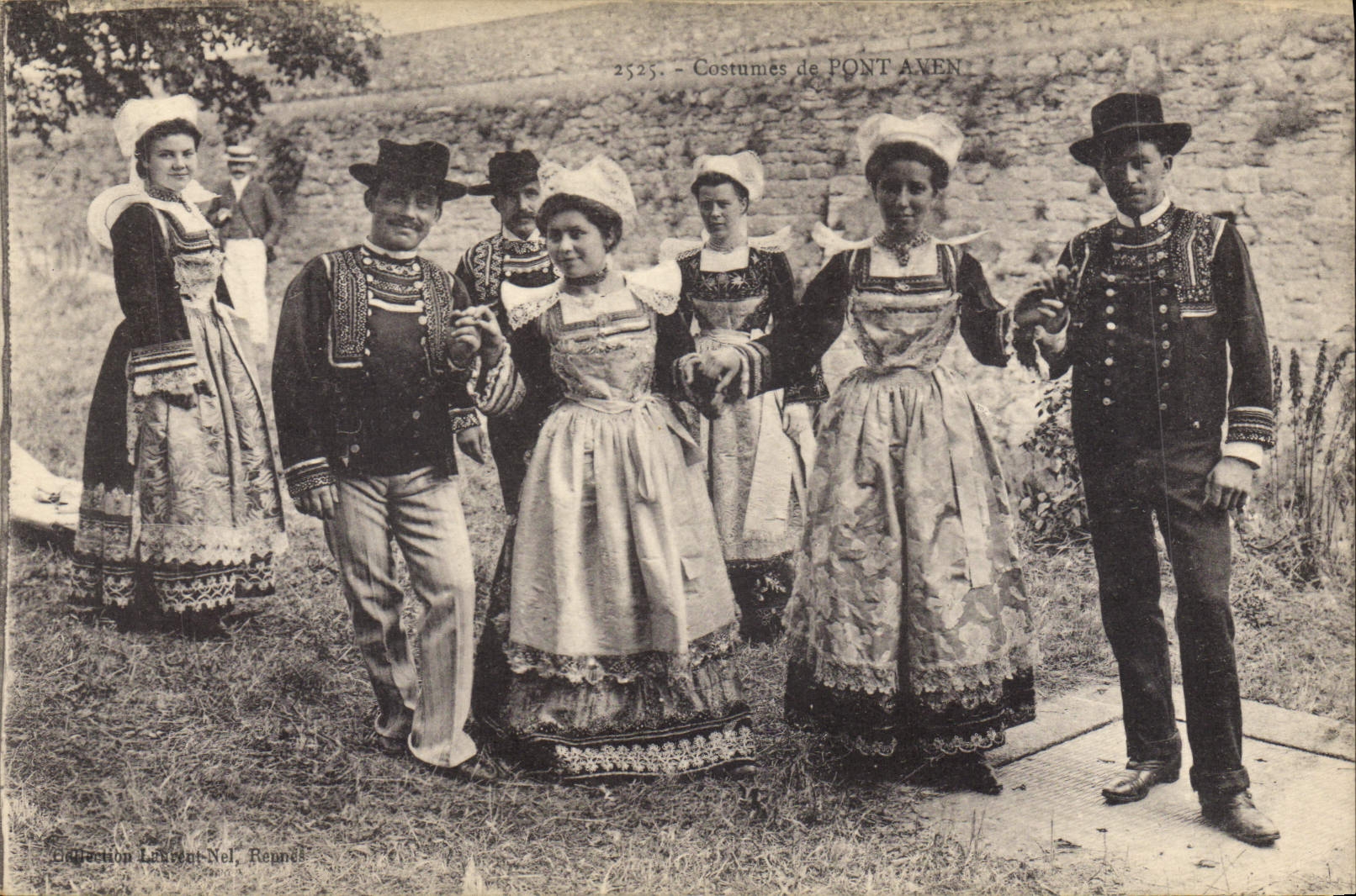 CPA Folklore Costumes de Pont Aven 