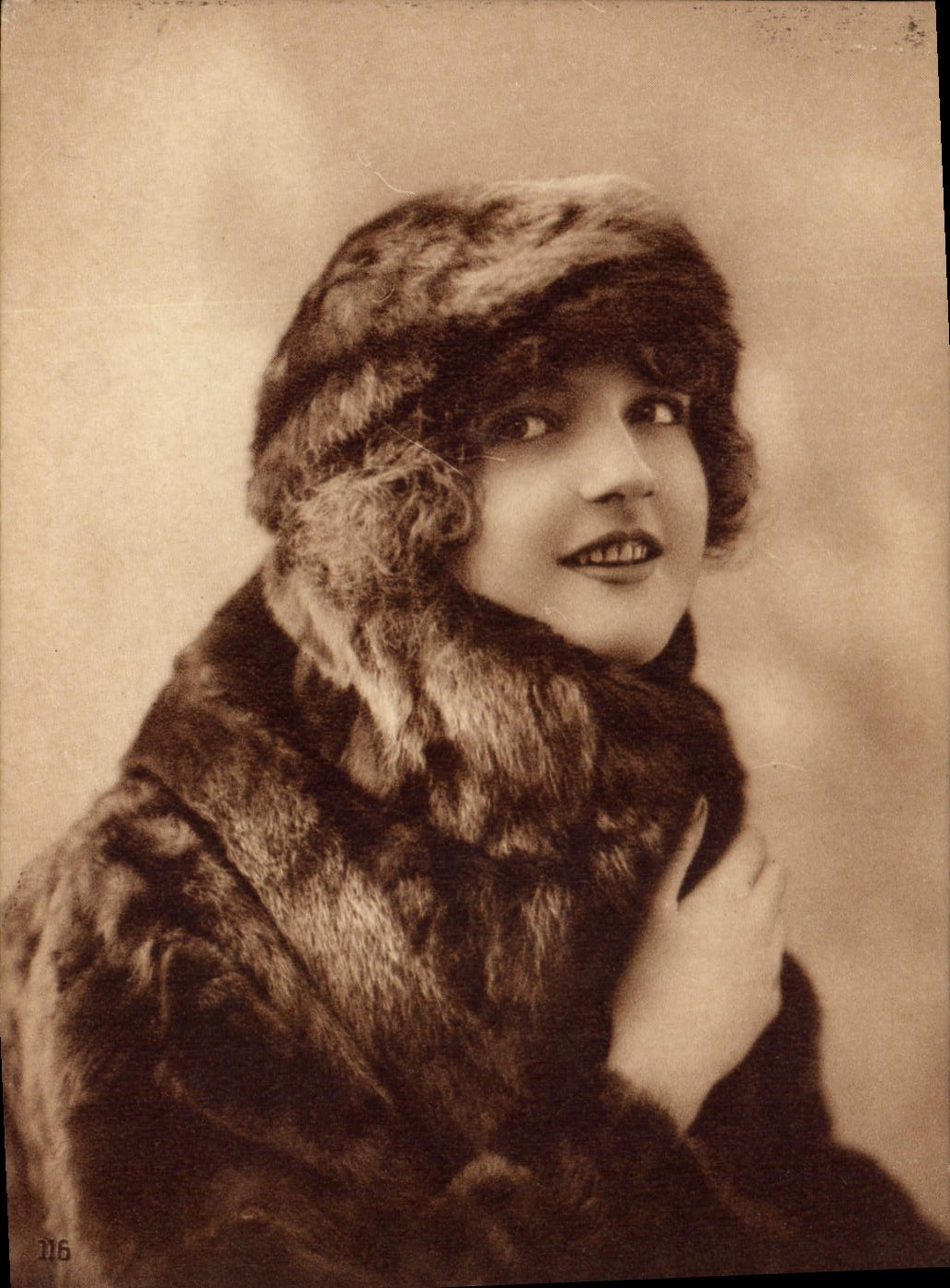CPA Fantaisie Femme Fourrure 