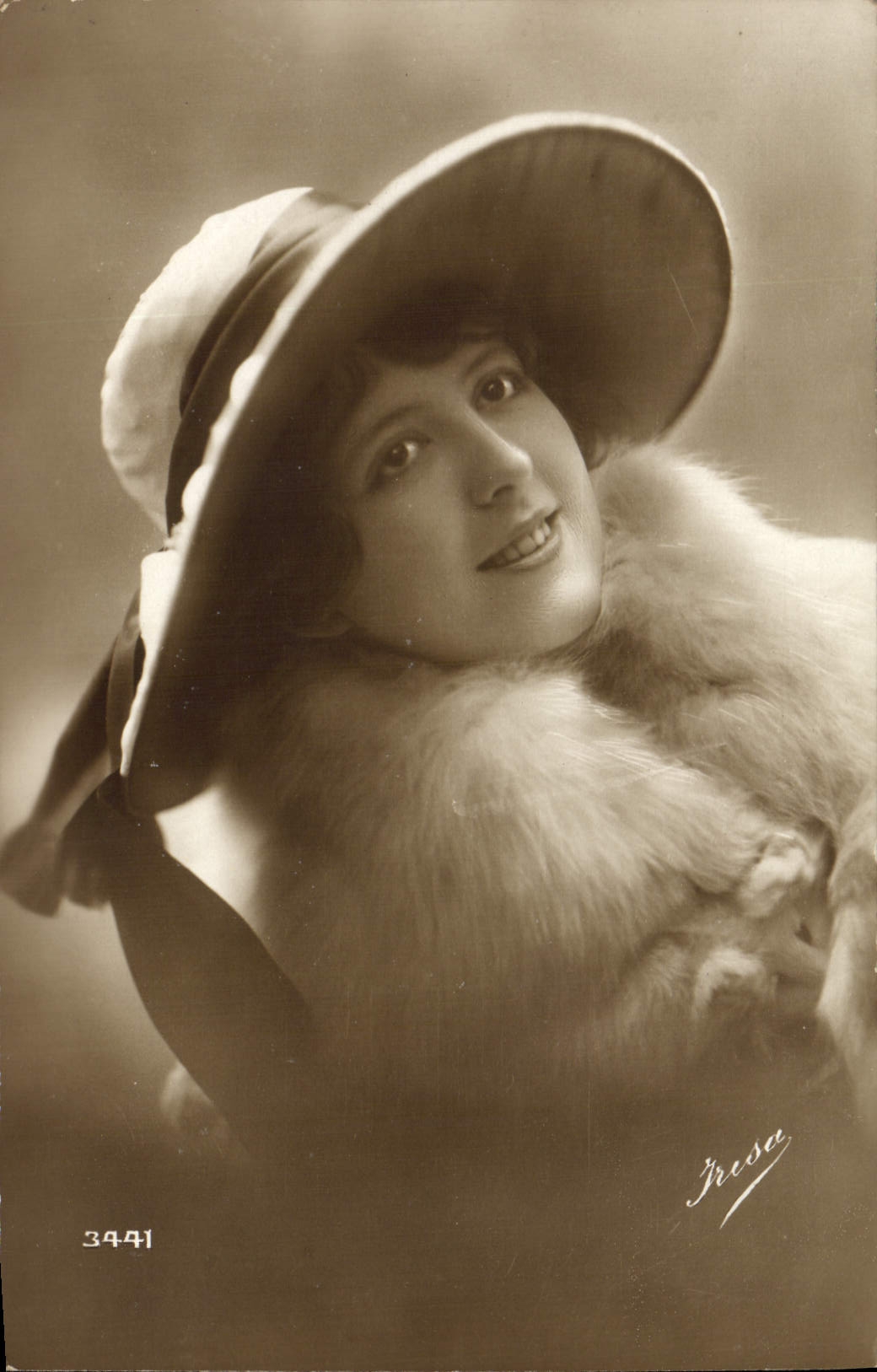 CPA Fantaisie Femme Fourrure 