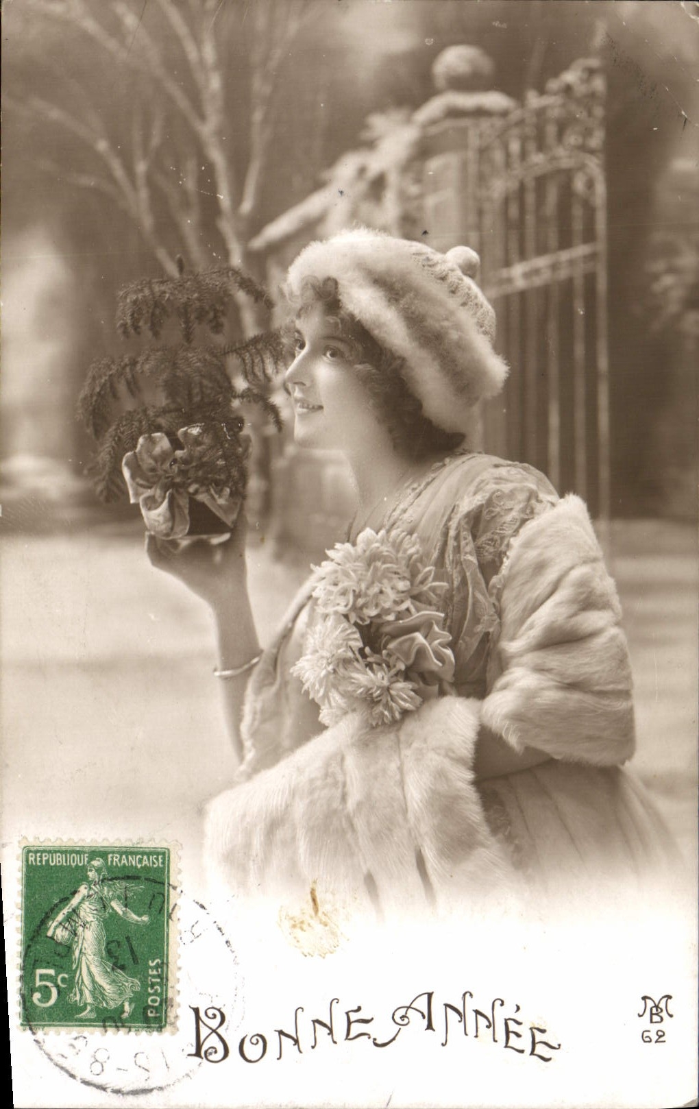 Femme en fourrure tenant un petit sapin — carte de vœux — éditeur N.B. n°62