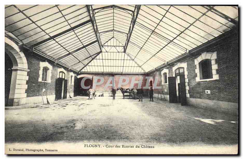 CPA Cheval Equitation Hippisme Flogny Cour des ecuries du chateau