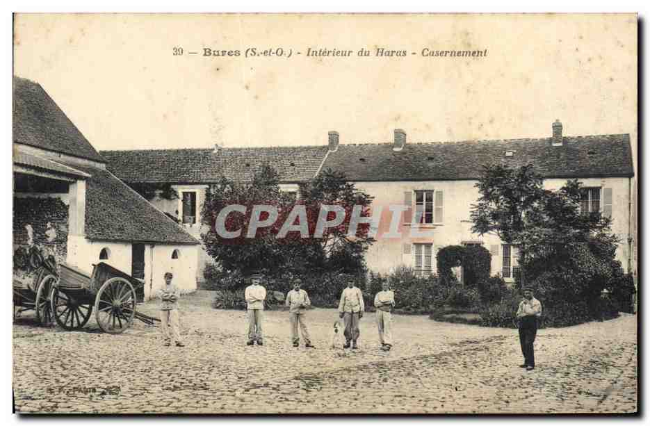CPA Cheval Equitation Hippisme Bures Interieur du hars Casernement