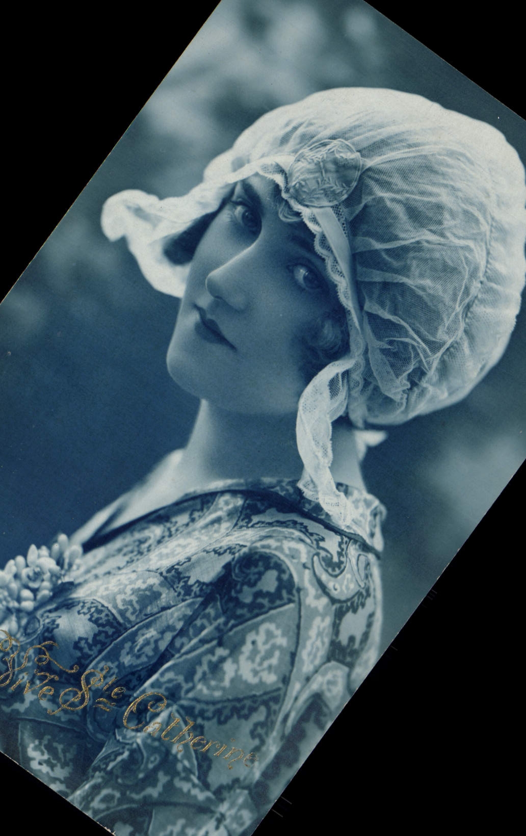 CPA Fantaisie Femme Bonnet Ste Catherine