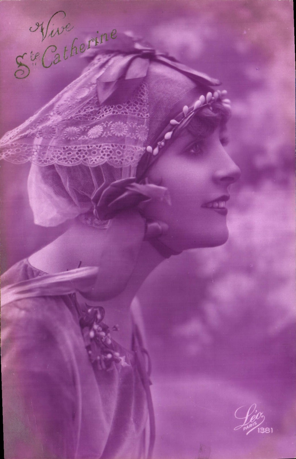 CPA Fantaisie Femme Bonnet Ste Catherine