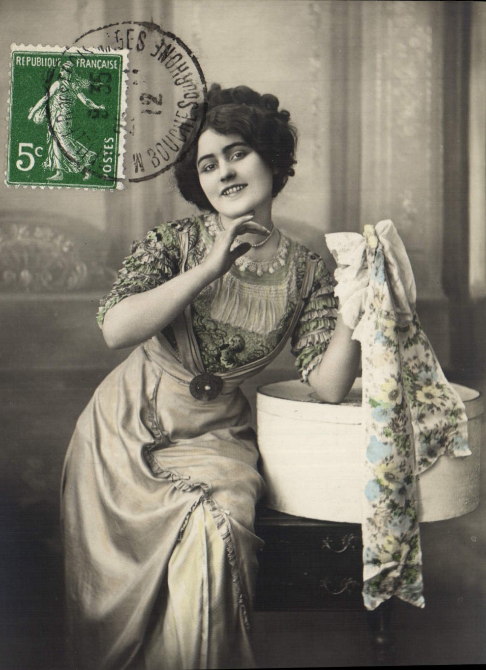 CPA Fantaisie Femme Bonnet Ste Catherine