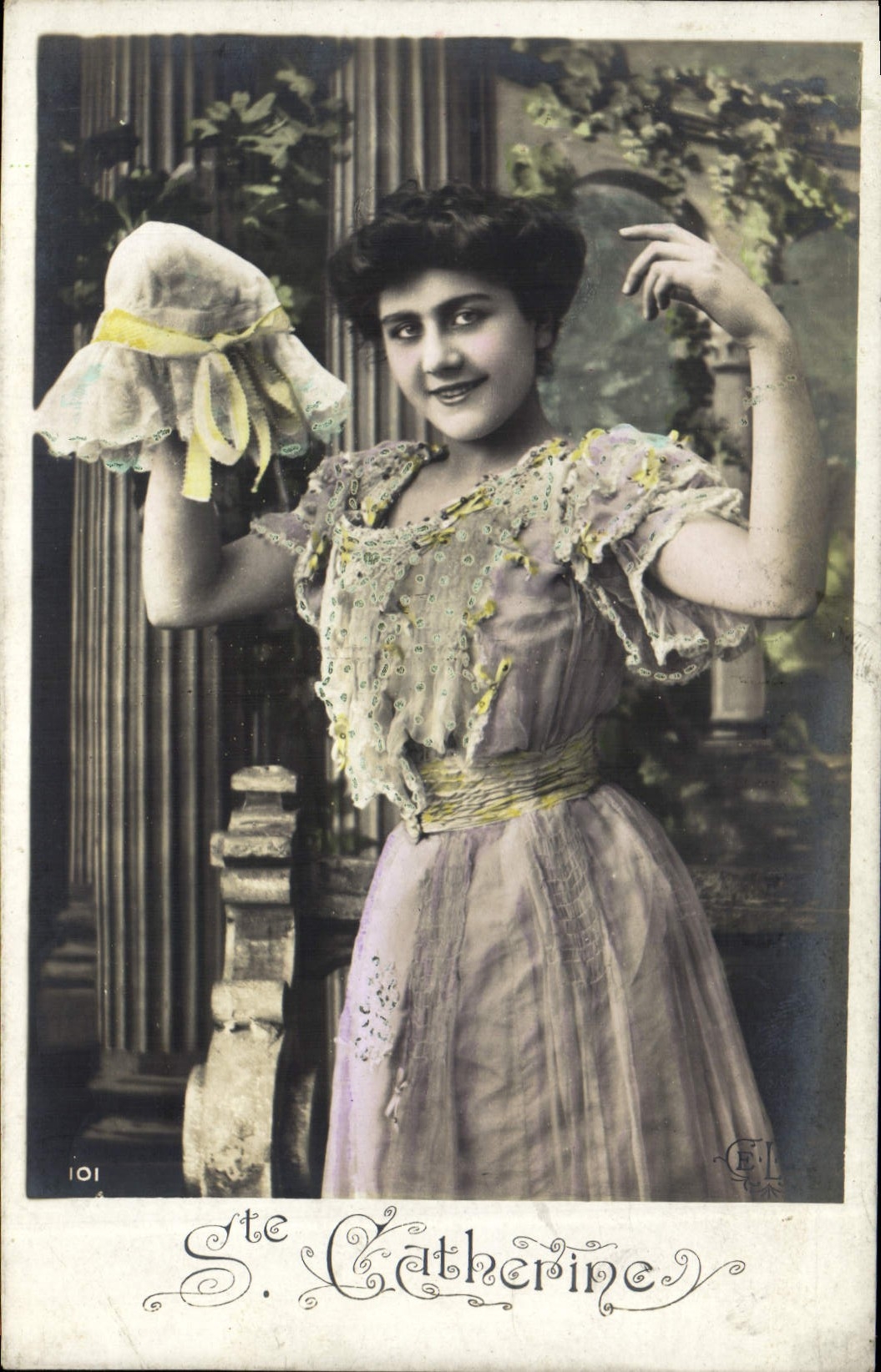 Sainte-Catherine — Portrait d'une jeune femme en robe colorée tenant un chapeau — St. Catherine, n° 101