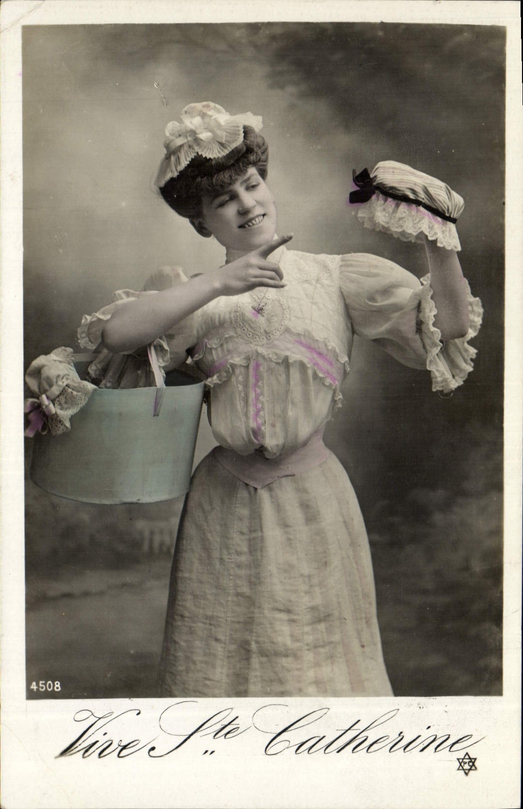 Sainte Catherine — Sujet féminin en tenue de domestique — Éditeur inconnu, n° 4508
