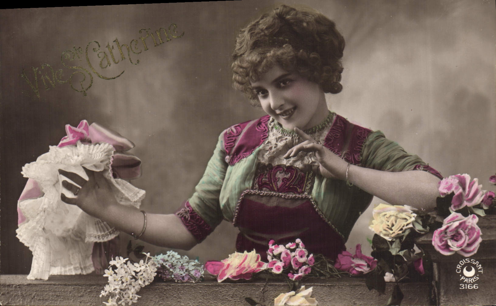 Femme en robe colorée avec fleurs — éditeur Croissant, n° 3166