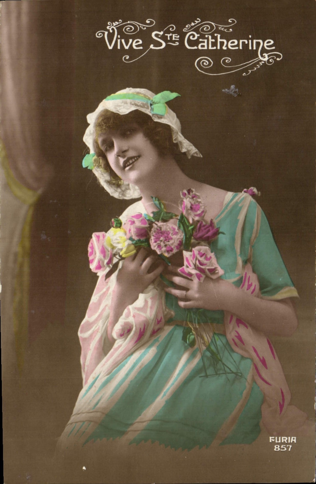 CPA Fantaisie Femme Bonnet Ste Catherine