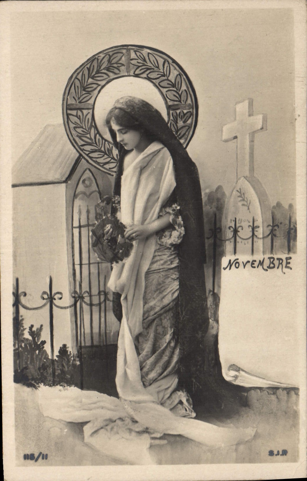 Femme en deuil au cimetière — Novembre — S.J.R. n° 115/11