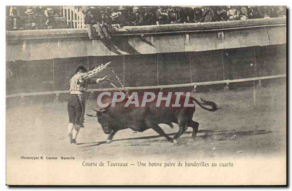 Course de Taureaux — Une bonne paire de banderilles au cuarto — Phototypie E. Lacoour, Marseille