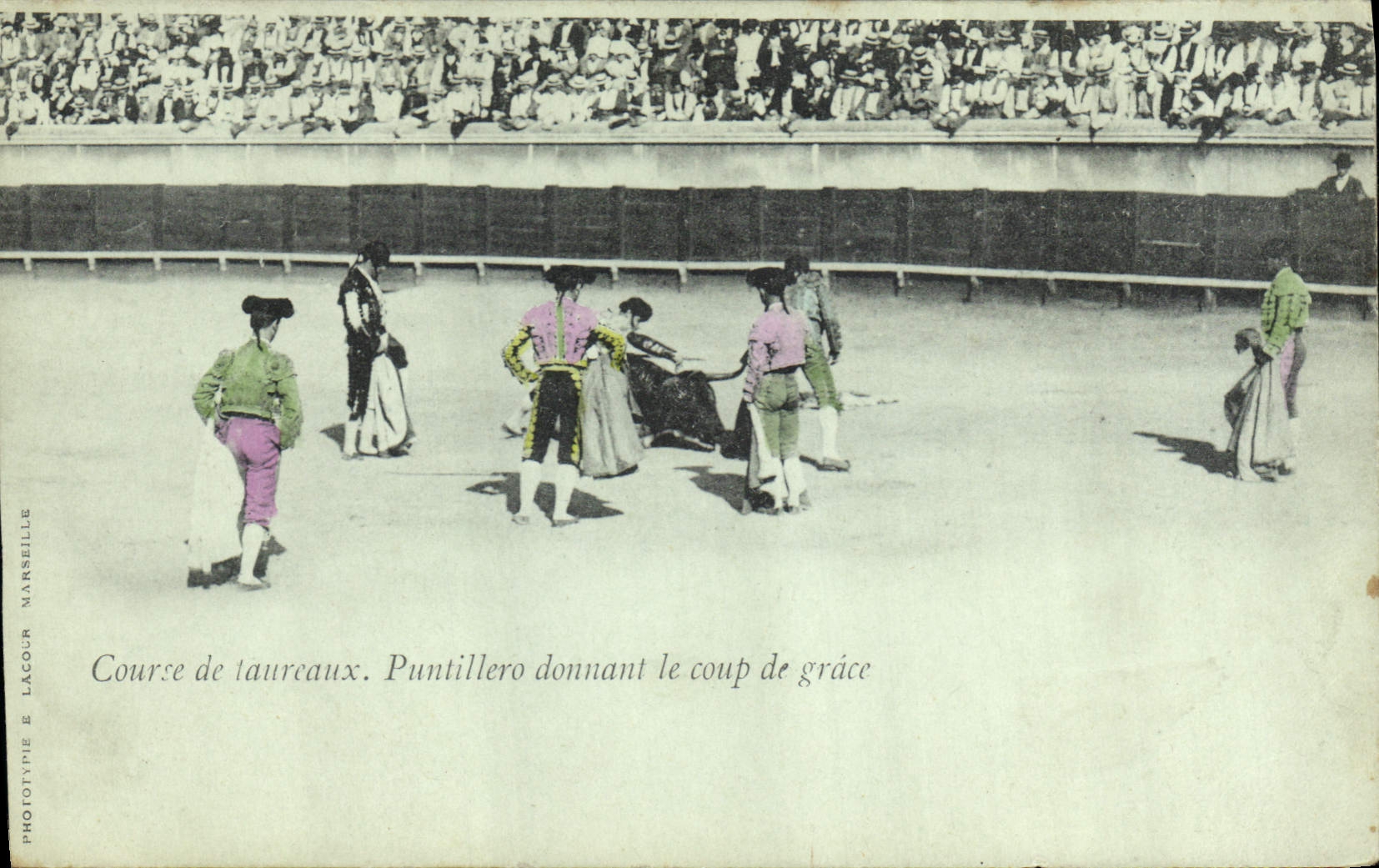 Course de taureaux — Puntillero donnant le coup de grâce — Phototype LACOUR Marseille