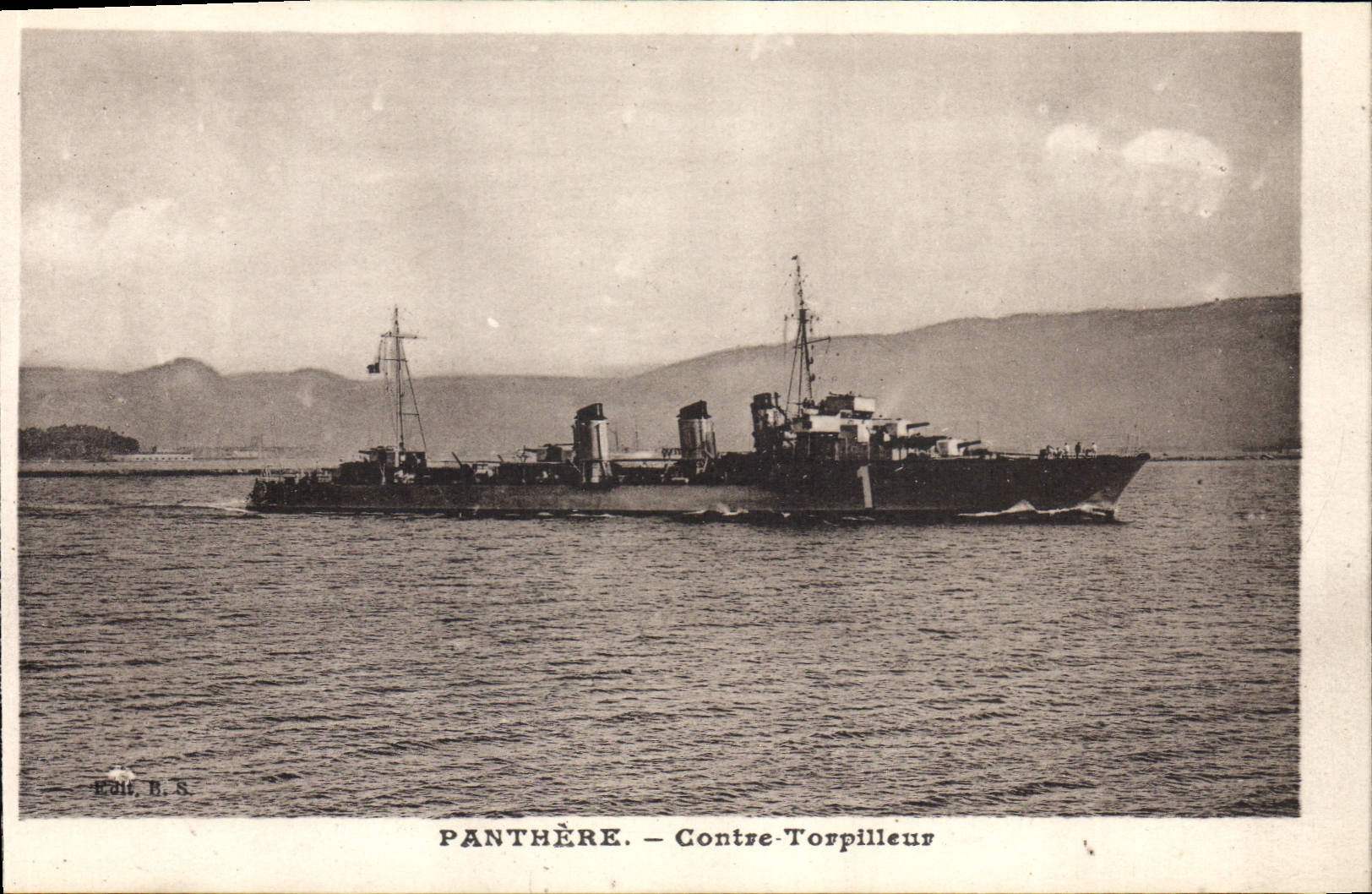 CPA Bateau de Guerre Panthere Contre Torpilleur