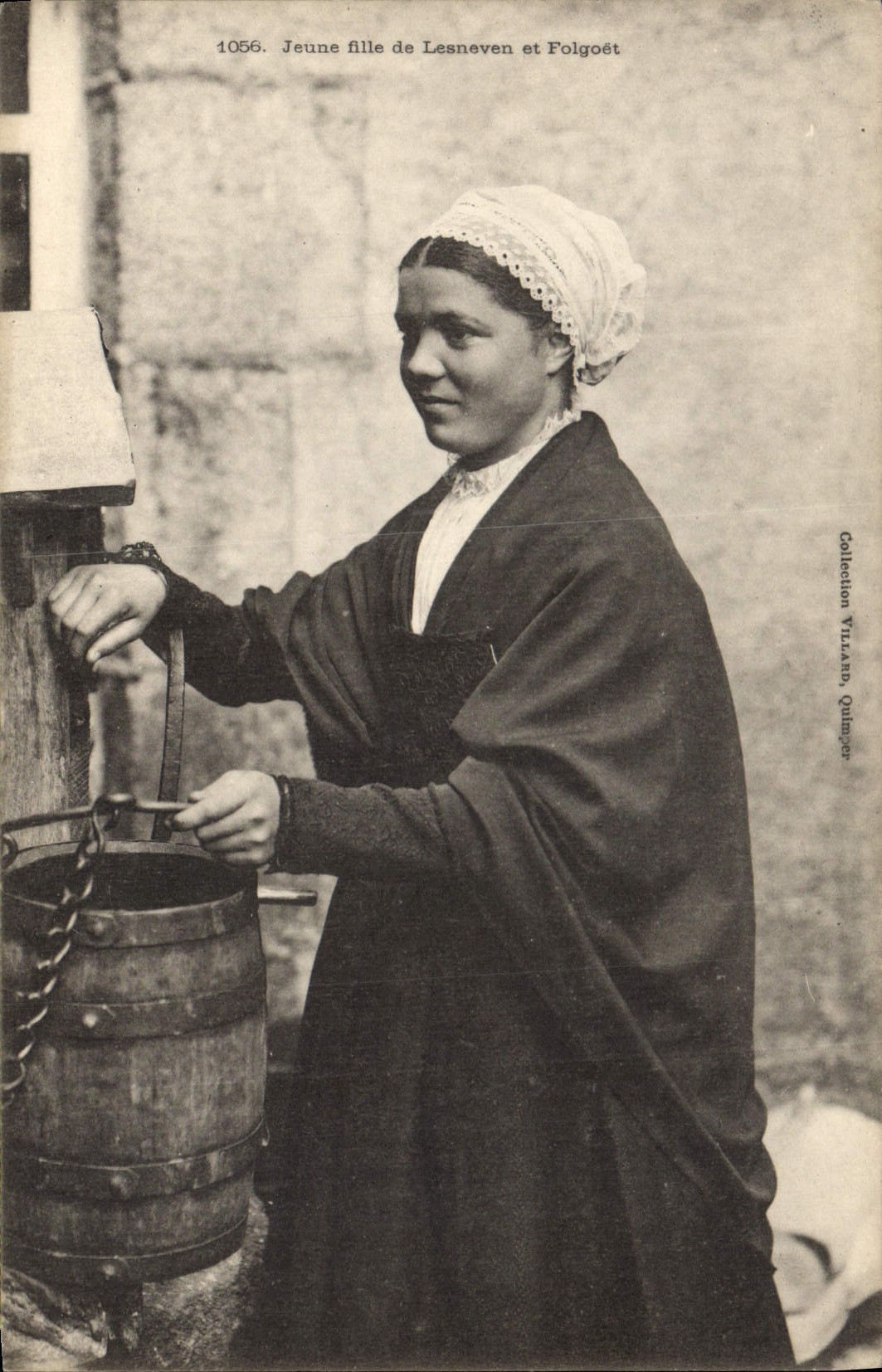 CPA Folklore Jeune fille de Lesneven et Folgoet 