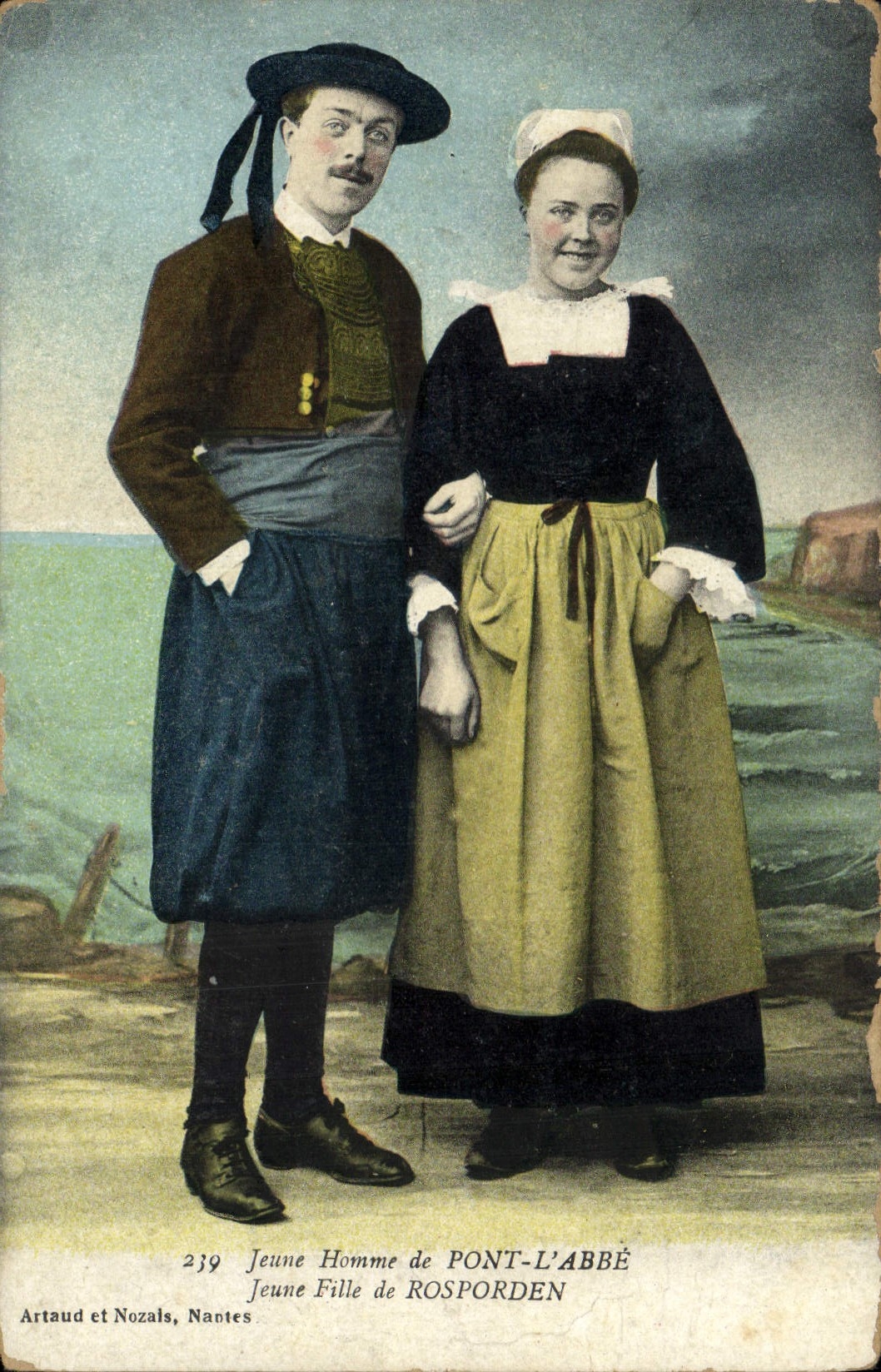 CPA Folklore Jeune homme de Pont L'Abbe Jeune fille de Rosporden 
