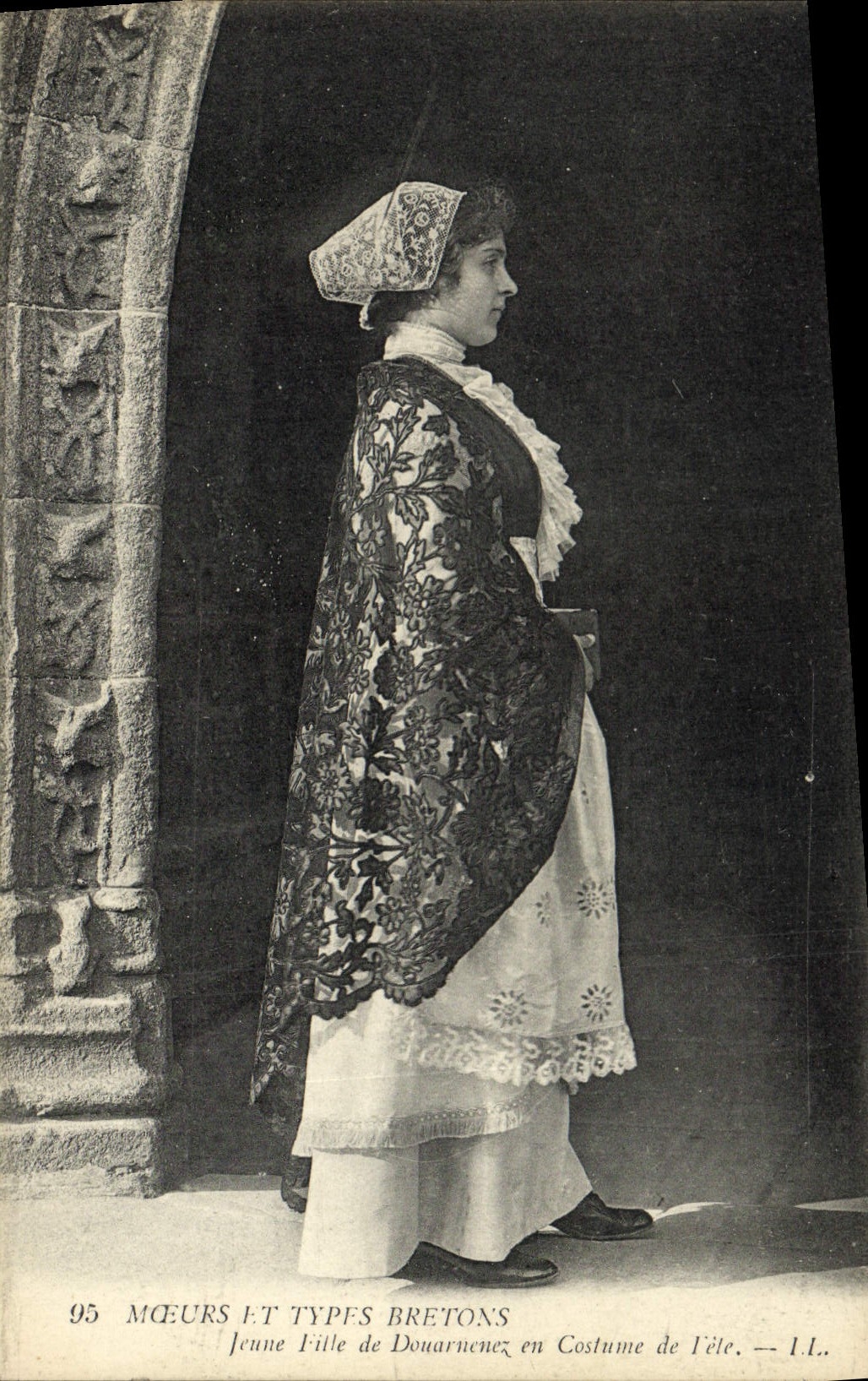 CPA Folklore Jeune fille de Douarnenez en costume de fete 
