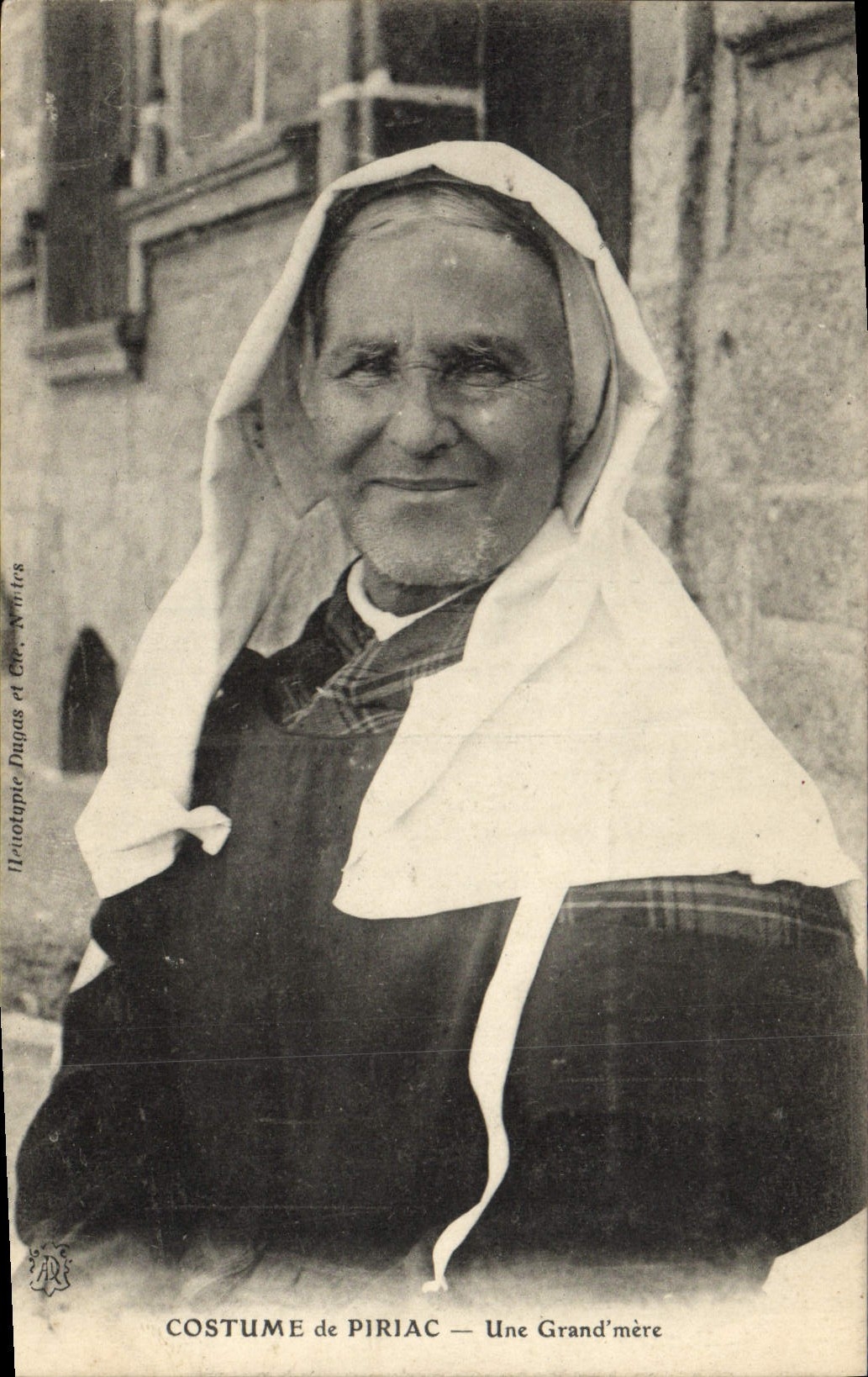 CPA Folklore Costume de Piriac Une grand mere 