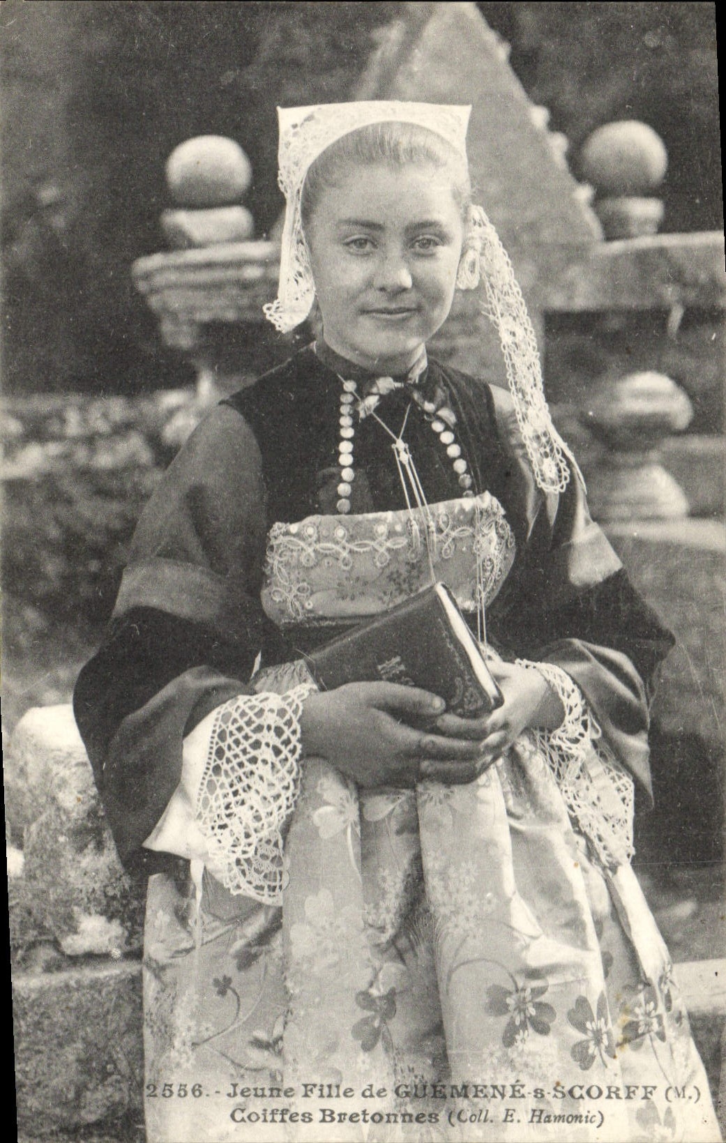 CPA Folklore Jeune fille de Guemene a Scorff Coiffes bretonnes 