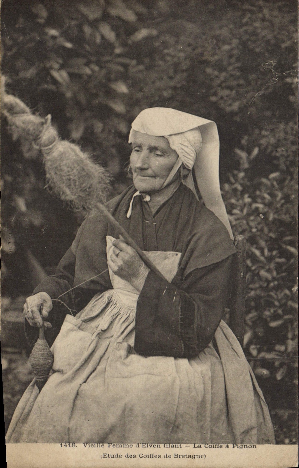 CPA Folklore Vieille femme d'Elven filant La coiffe a pignon 