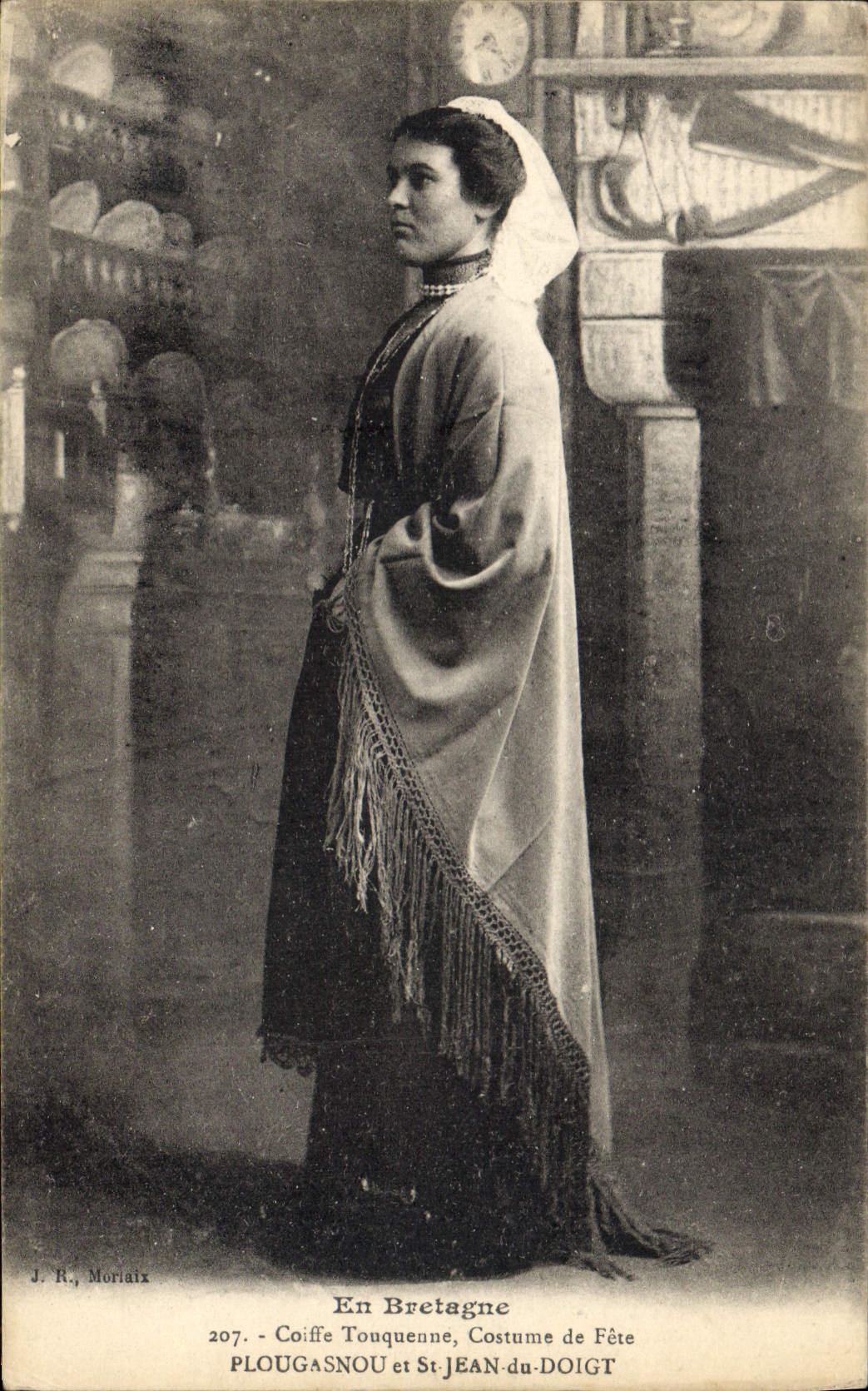 CPA Folklore Coiffe Touquenne Costume de fete Plougasnou et St Jean du Doigt 