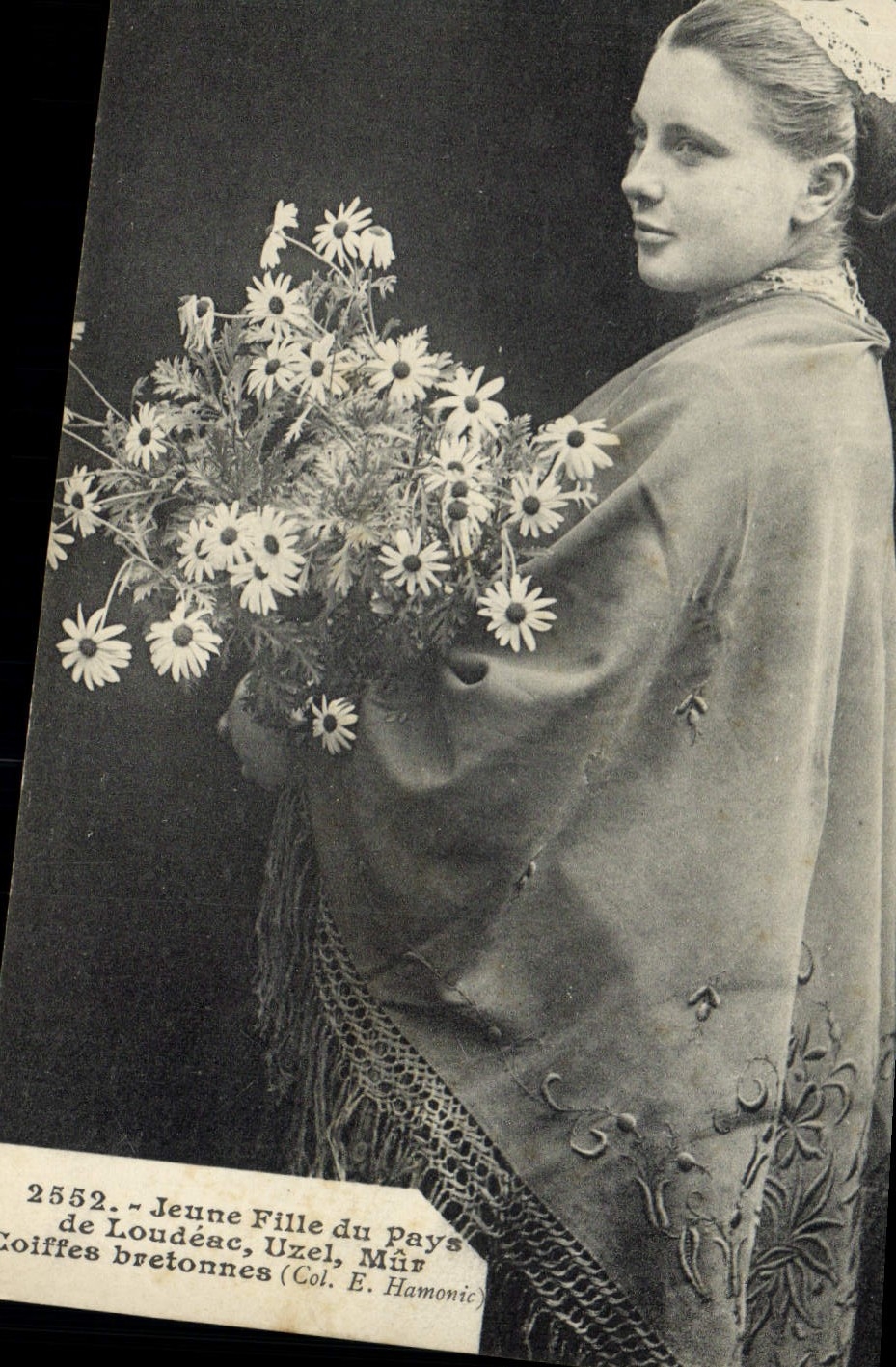 CPA Folklore Jeune fille du pays de Loudeac Uzel Mur 