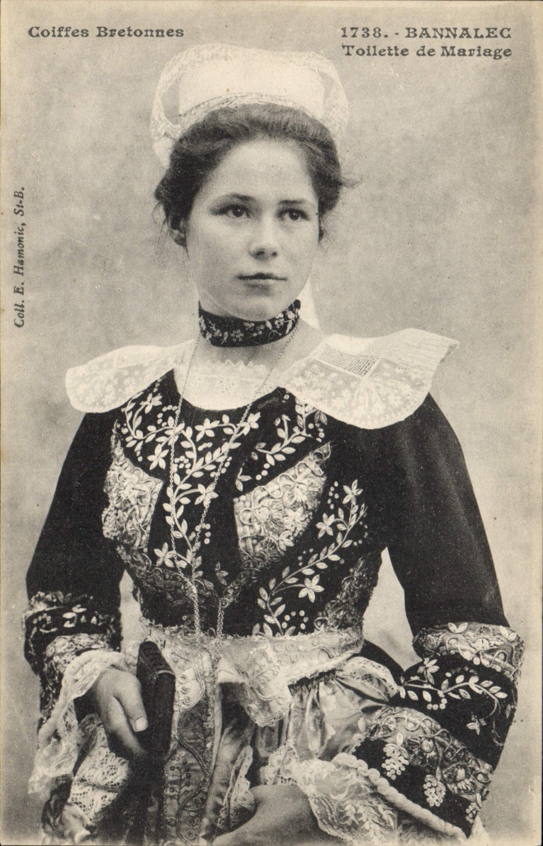 CPA Folklore Bannalec Toilette de mariage 