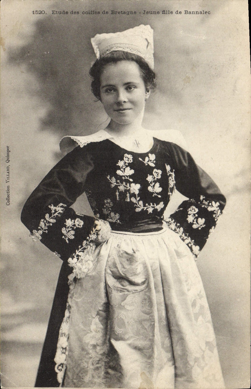 CPA Folklore Jeune fille de Bannelec 