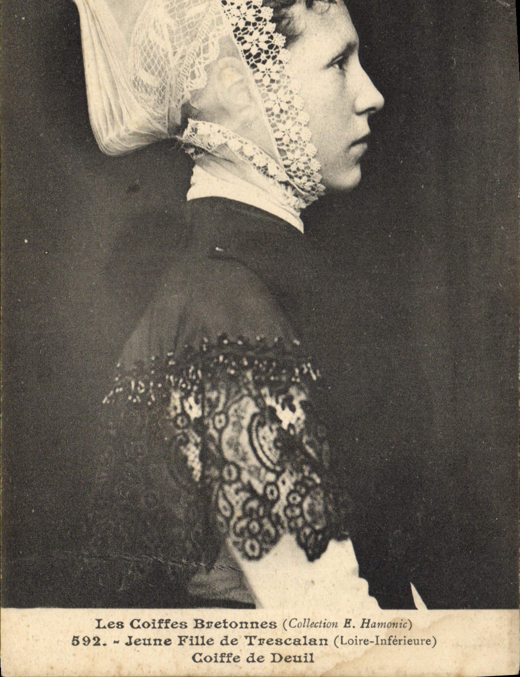 CPA Folklore Jeune fille de Trescalan Coiffe de deuil 