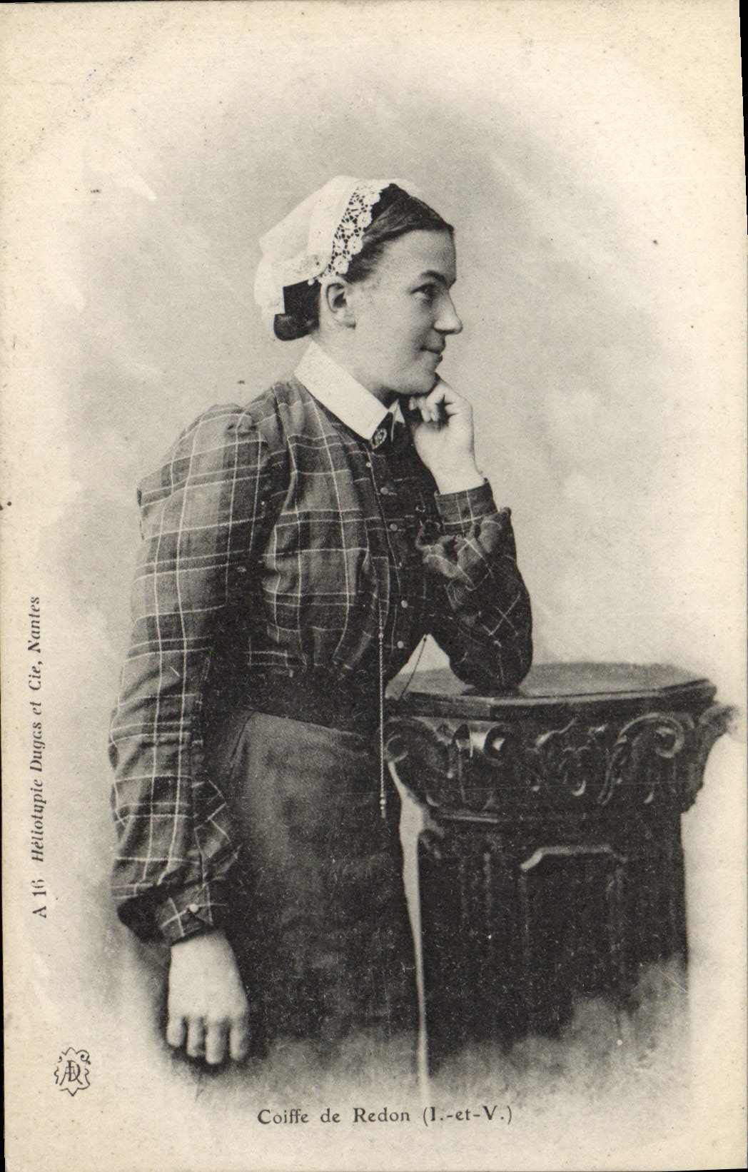 CPA Folklore Coiffe de Redon 