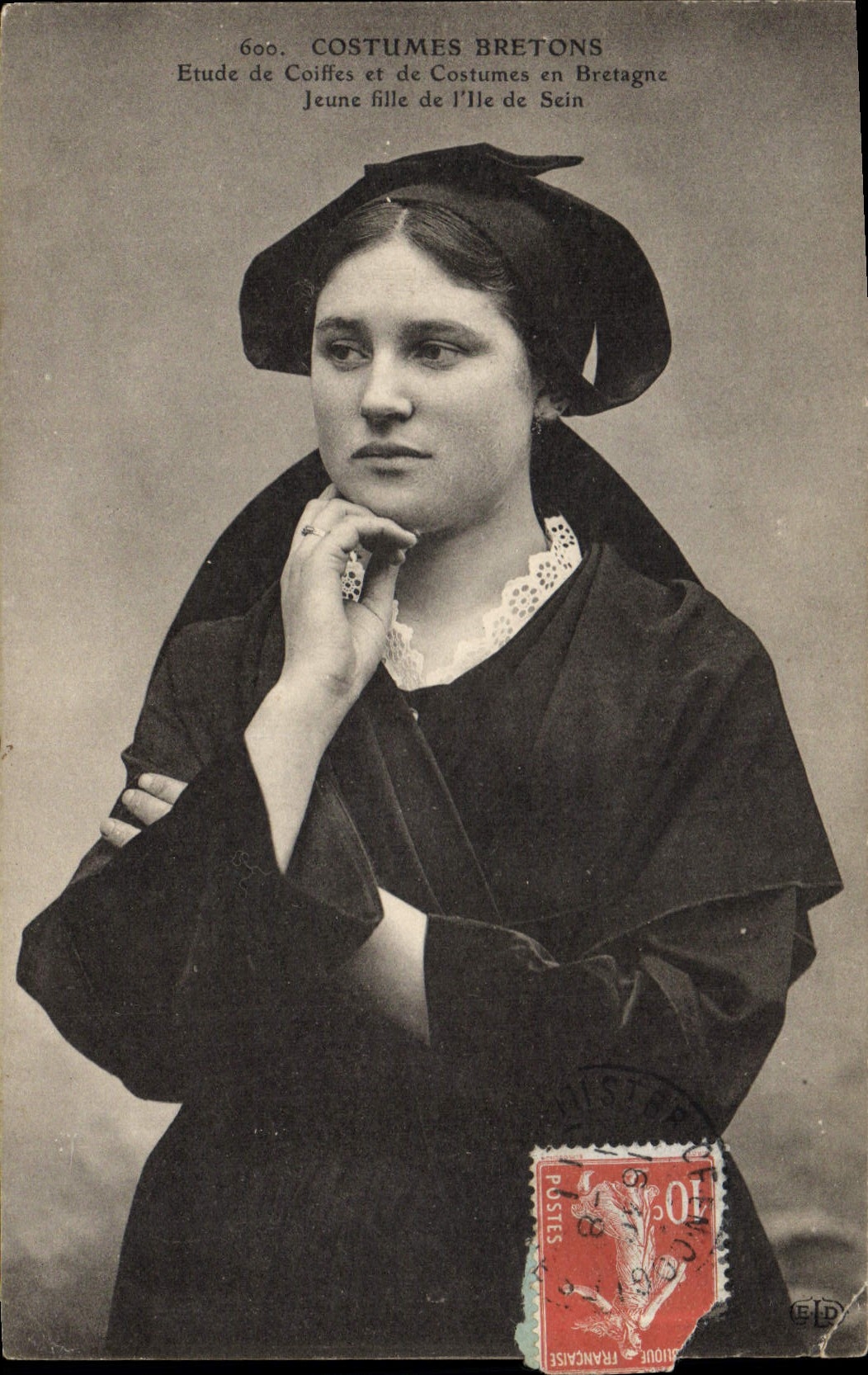 CPA Folklore Jeune fille de l'Ile de Sein 
