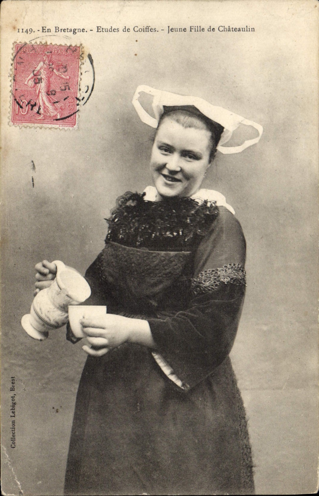 CPA Folklore Jeune fille de Chateaulin 