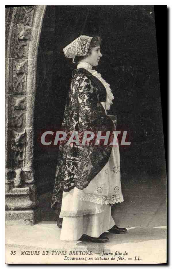 CPA Folklore Jeune fille de Douarnenez en costume de fete 