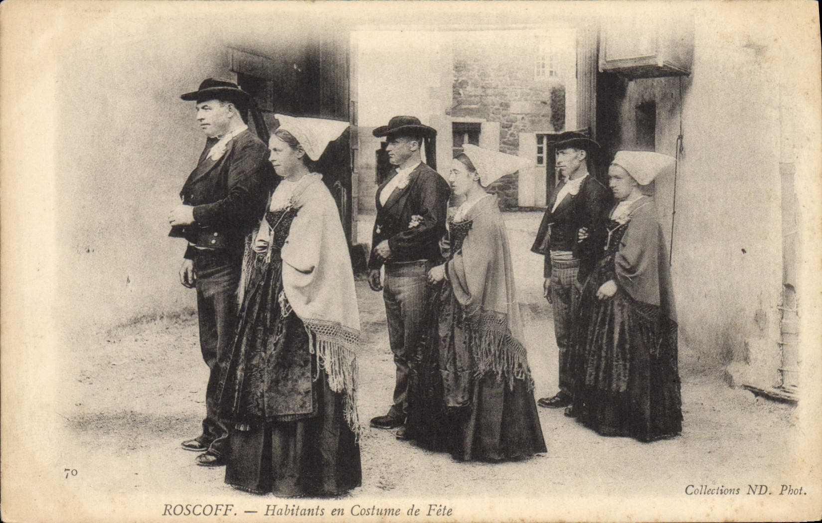 CPA Folklore Roscoff Habitants en costume de fete 