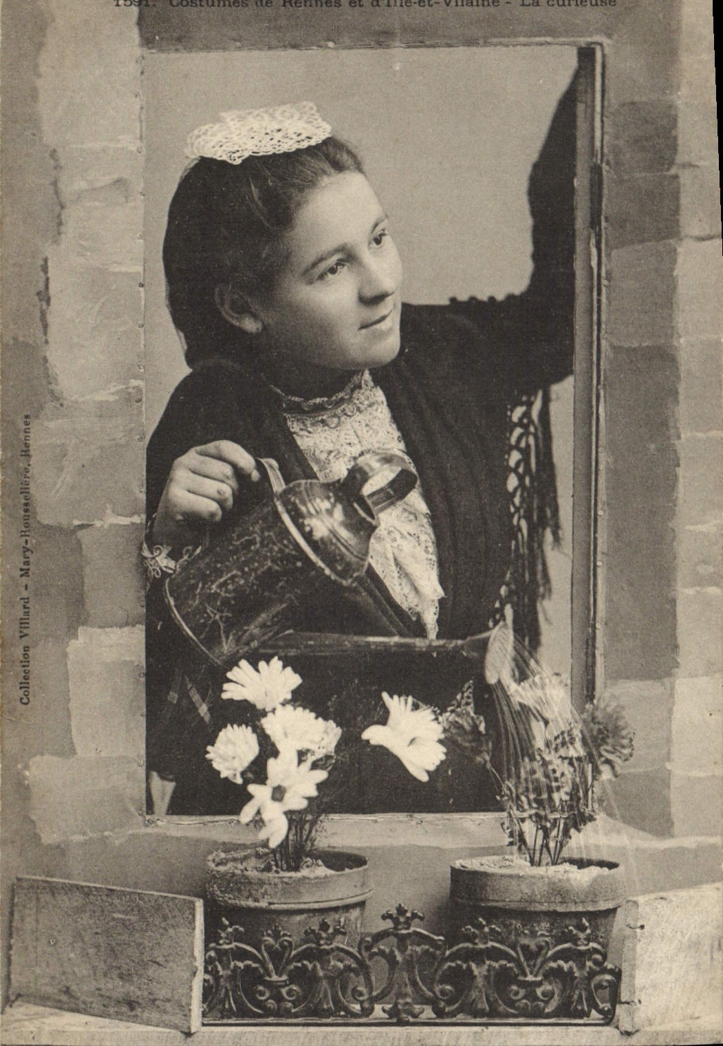 CPA Folklore Ille et Vilaine La curieuse 
