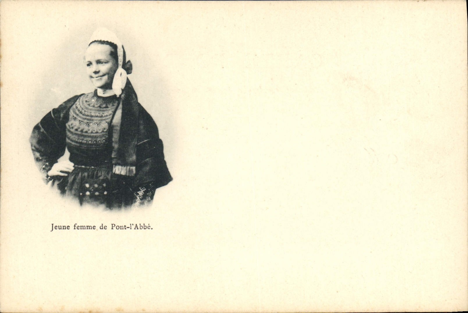 CPA Folklore Jeune fille de Pont L'Abbe 