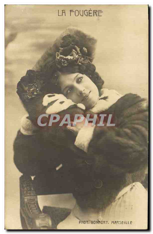 CPA Fantaisie Femme Fourrure La Fougere 