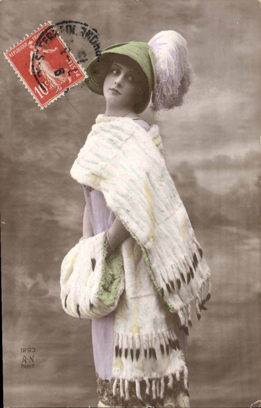 CPA Fantaisie Femme Fourrure 