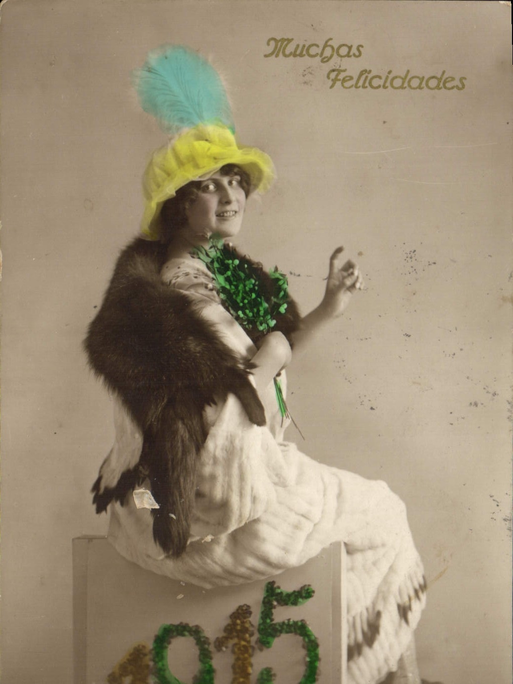 Femme en chapeau jaune et plume bleue — 'Muchas Felicidades' — 1915